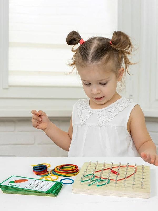 Brinquedo Montessori de Geometria em Madeira – Tabuleiro Educativo com Elásticos Coloridos para Crianças