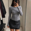 t-shirt-feminina-manga-longa-slim-elastica-blusa-basica-decote-redondo-para-sobrepor-no-dia-a-dia-cor-01-cinza-NEW