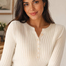 pulover-feminino-trico-com-botoes-decote-v-cardiga-modelagem-solta-cor-solida-para-outono-e-inverno-lifestyle-03